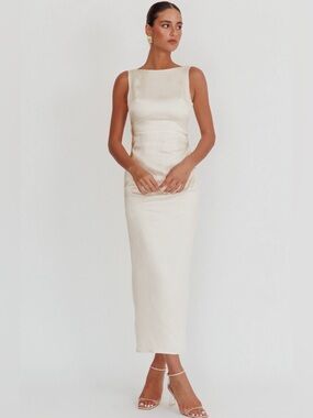 Selfie Leslie Leila Boat Neck Maxi Elegant Satin Dress in Pale Ivory